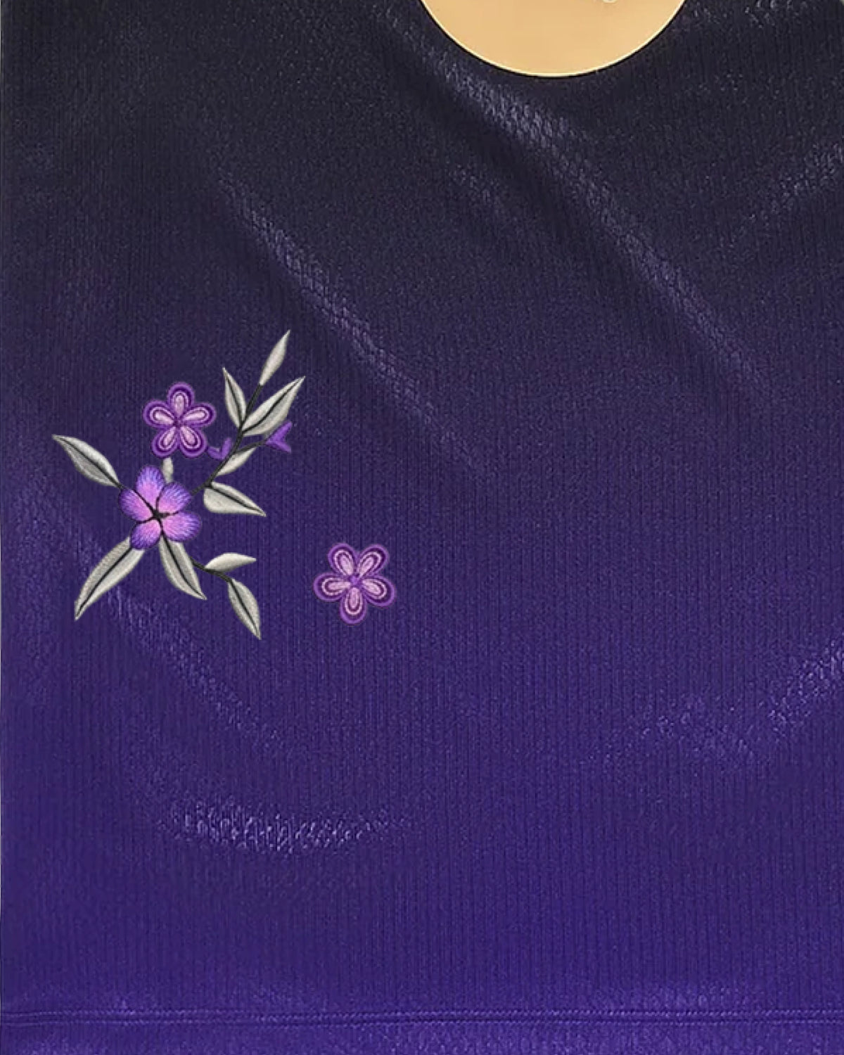 Embroidered violet flowers and silver leaves on the purple gradient hem of the Barcelona ‘Violeta Nocturna’ jersey