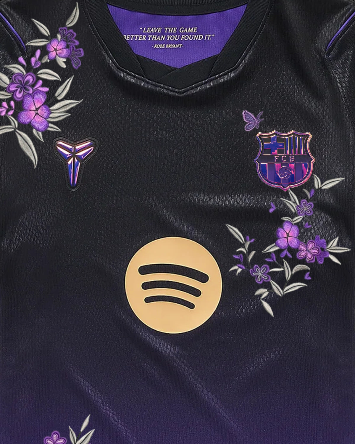 Violet floral embroidery on both sides of the chest of the black Barcelona ‘Violeta Nocturna’ jersey
